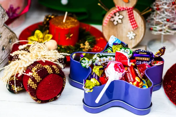 Süßigkeiten Unter Dem Weihnachtsbaum Weihnachtsdekoration Bukarest Rumänien 2022 — Stockfoto