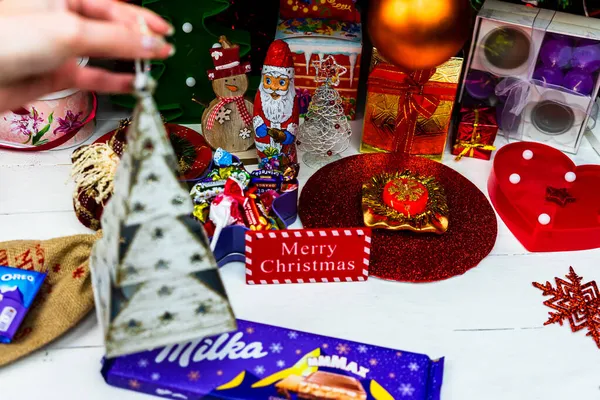 Süßigkeiten Unter Dem Weihnachtsbaum Weihnachtsdekoration Bukarest Rumänien 2022 — Stockfoto