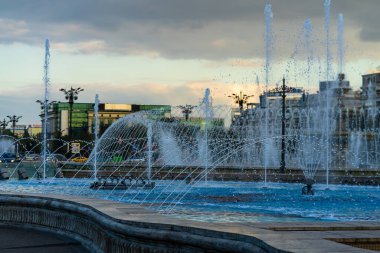 Bükreş şehir merkezindeki Unirii Meydanı 'ndaki çeşme. Bükreş, Romanya 'daki Unirii Bulvarı, 2021