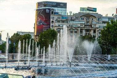 Bükreş şehir merkezindeki Unirii Meydanı 'ndaki çeşme. Bükreş, Romanya 'daki Unirii Bulvarı, 2021