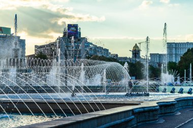 Bükreş şehir merkezindeki Unirii Meydanı 'ndaki çeşme. Bükreş, Romanya 'daki Unirii Bulvarı, 2021