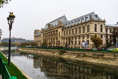 Romanya 'nın başkenti Bükreş' teki Dambovita Nehri 'nde Adalet Sarayı' nın panoramik manzarası yansıdı.