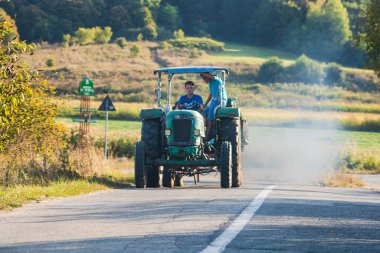 Romanya, Viscri 'de tarım traktörü yolda, 2021