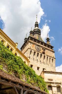 Eski ve renkli kule binası. Sighisoara Kalesinde Ortaçağ mimarisi, Romanya, 2021