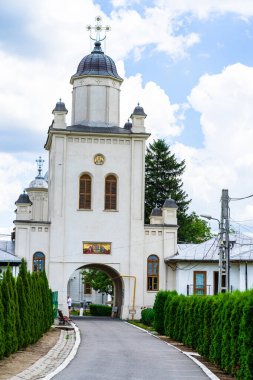 Mimari ayrıntılar, Romanya 'nın Bükreş kenti yakınlarındaki bir ortodoks kilise manastırının güzel manzarası, 2021