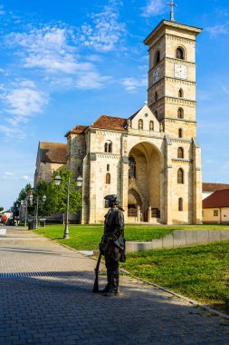 Romanya 'nın Alba Iulia kentindeki güneşli bir günde katolik katedralin manzarası, 2021