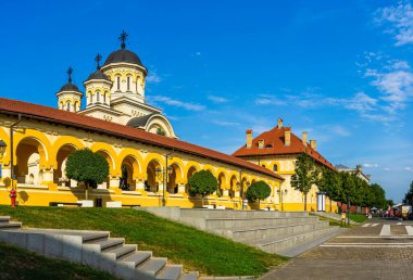 Romanya 'nın Alba Iulia kentinde güneşli bir günde Ortodoks Katedrali manzarası, 2021