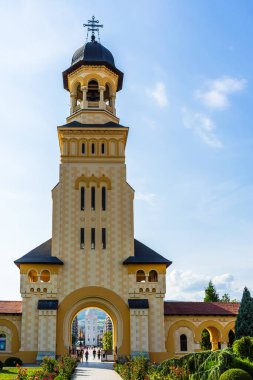 Romanya 'nın Alba Iulia kentinde güneşli bir günde Ortodoks Katedrali manzarası, 2021
