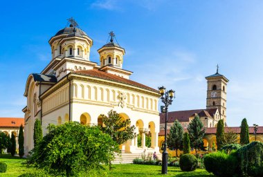 Romanya 'nın Alba Iulia kentinde güneşli bir günde Ortodoks ve Katolik katedrali manzarası