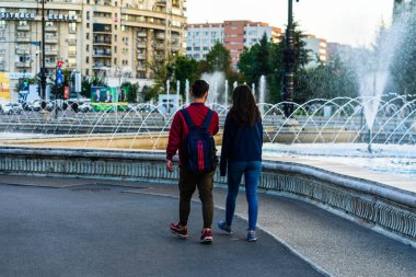 2021 Bükreş, Romanya 'da sokakta yürüyen gençler, erkek ve kız