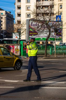 Romanya 'nın Bükreş şehir merkezinde yoğun saatlerde trafiği polis memuru ve Romanya Trafik Polisi (Politia Rutiera) yönetiyor.