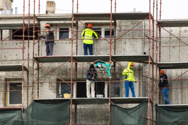 Romanya 'nın Bükreş kentinde inşaat işçileri, 2021
