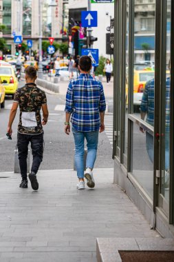 Romanya 'nın Bükreş ilçesinde 2021 yılında insanlar taşınıyor ve yayalar yürüyor