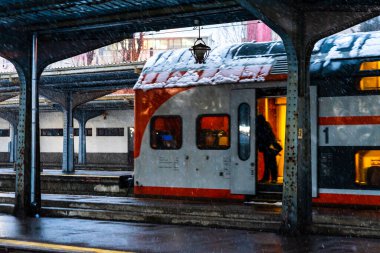 Kış treni manzarası. Bükreş, Romanya 'daki Kuzey Demiryolu İstasyonu (Gara de Nord Bucuresti) platformunda tren 2021