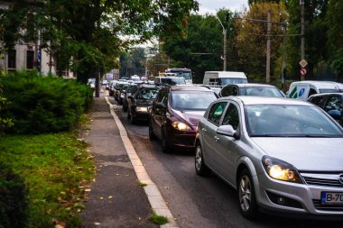 Şehrin şehir merkezinde trafik sıkışıklığında araçlar. Romanya 'nın başkenti Bükreş' te sabah akşam araba kirliliği ve trafik sıkışıklığı, 2021