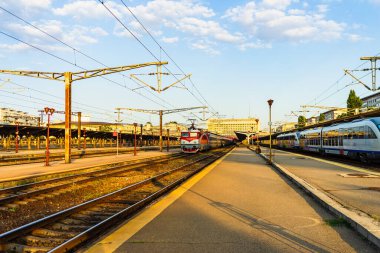 Bükreş, Romanya 'daki Bükreş Kuzey Tren İstasyonu' ndaki (Gara de Nord Bükreş) tren detayı ve tren platformu, 2021