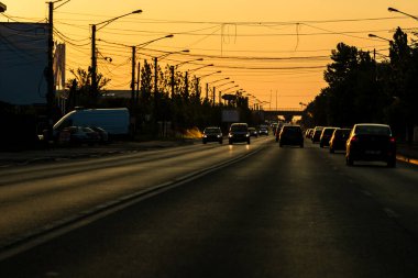 Trafiğin en yoğun olduğu saatte. Bükreş, Romanya, 2021 'de trafik sıkışıklığı, gün batımında yola çıkan arabalar