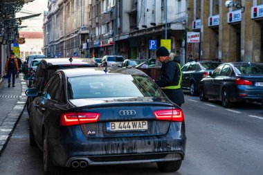 Şehrin şehir merkezinde trafik sıkışıklığında araçlar. Romanya 'nın başkenti Bükreş' te sabah akşam araba kirliliği ve trafik sıkışıklığı, 2021