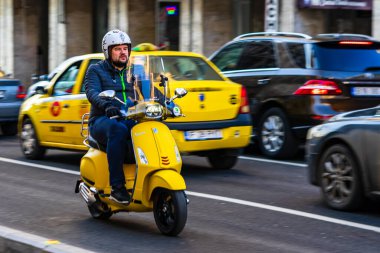 Şehrin şehir merkezinde trafik sıkışıklığında araçlar. Romanya 'nın başkenti Bükreş' te sabah akşam araba kirliliği ve trafik sıkışıklığı, 2021