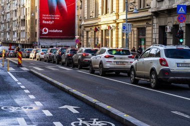 Şehrin şehir merkezinde trafik sıkışıklığında araçlar. Romanya 'nın başkenti Bükreş' te sabah akşam araba kirliliği ve trafik sıkışıklığı, 2021