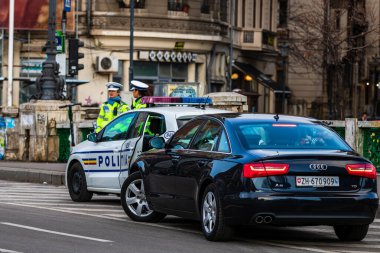 Şehrin şehir merkezinde trafik sıkışıklığında araçlar. Romanya 'nın başkenti Bükreş' te sabah akşam araba kirliliği ve trafik sıkışıklığı, 2021