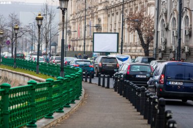Şehrin şehir merkezinde trafik sıkışıklığında araçlar. Romanya 'nın başkenti Bükreş' te sabah akşam araba kirliliği ve trafik sıkışıklığı, 2021