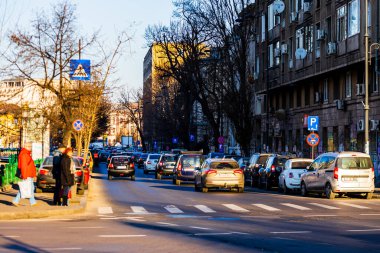 Şehrin şehir merkezinde trafik sıkışıklığında araçlar. Romanya 'nın başkenti Bükreş' te sabah akşam araba kirliliği ve trafik sıkışıklığı, 2021