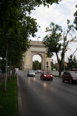 Romanya 'nın Bükreş kentindeki Zafer Kemeri' nde (Arcul de Triumf) trafik ve yoğun şehir trafiği, 2021