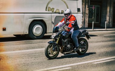 2021 Bükreş, Romanya 'da motosikletli genç bir adam