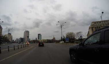 Bükreş, Romanya, 2021 'de trafik sıkışıklığı, kirlilik yok, sokaklar bomboş.