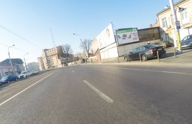 Bükreş, Romanya, 2021 'de trafik sıkışıklığı, kirlilik yok, sokaklar bomboş.