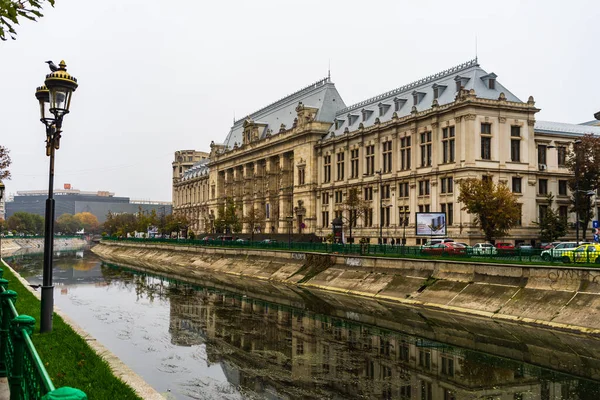 Vista Panorâmica Palácio Justiça Refletida Rio Dambovita Centro Bucareste Romênia — Fotografia de Stock