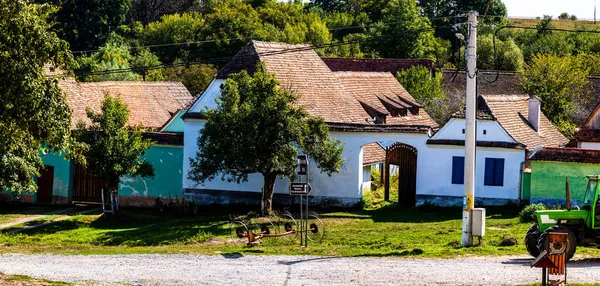 Vista Del Pintoresco Pueblo Viscri Rumania Casas Antiguas Tradicionales Pintadas — Foto de Stock