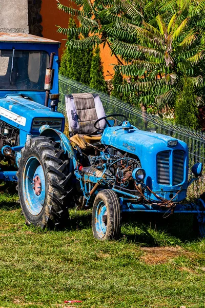 Старий Синій Дренажний Трактор Фермі Селі Віскрі Румунія — стокове фото