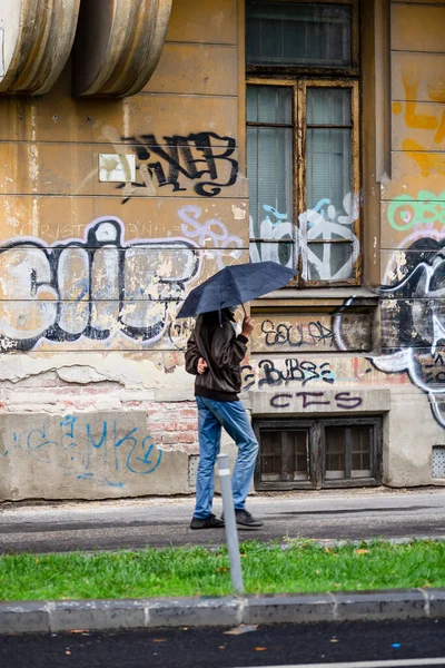 Άνθρωποι Ομπρέλα Στο Δρόμο Μια Βροχερή Μέρα Στο Βουκουρέστι Ρουμανία — Φωτογραφία Αρχείου