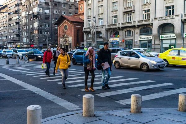 Люди Идущие Переходящие Улицу Центре Бухареста Румыния 2021 — стоковое фото