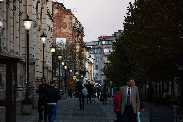 2021年ルーマニアのブカレストのダウンタウンを歩いている人や交差する人 — ストック写真