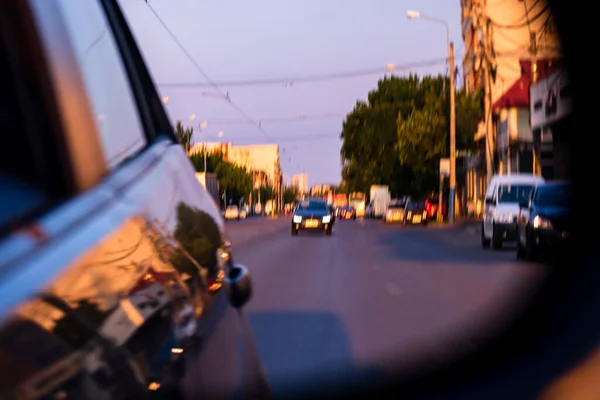市内商业区交通高峰时段的汽车 2021年罗马尼亚首都布加勒斯特的汽车污染 早晚交通堵塞 — 图库照片