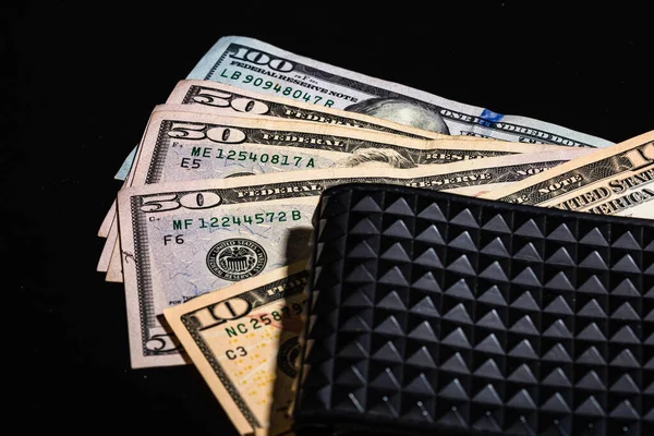 Dollarnoten Einer Schwarzen Brieftasche Isoliert — Stockfoto