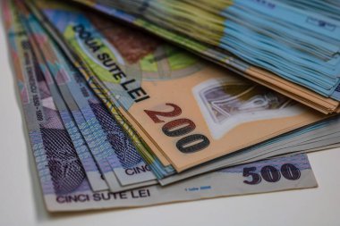 Seçici olarak bir yığın LEI Romen parasına odaklan. İzole edilmiş banknotlar..