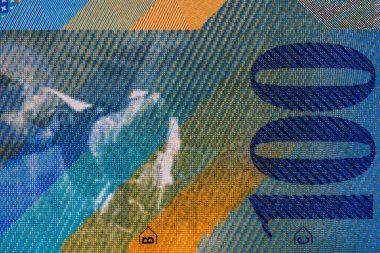100 İsviçre frangı banknotunun detaylarına özen göster. Para banknotlarının makro detaylarını kapat. İsviçre frangı izole edilmiş..