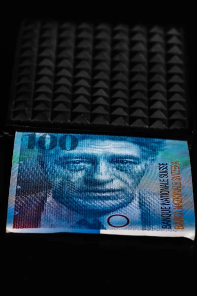 100 Franków Szwajcarskich Banknot Odizolowanym Czarnym Portfelu — Zdjęcie stockowe