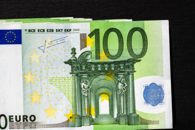 5 Euro 'luk banknotlar siyah cüzdanla izole edilmiş.