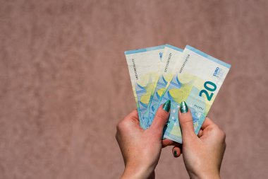 Avro parasını gösteren ve bahşiş, maaş gibi para veren ya da alan el ele tutuşmalar. 20 EURO banknotu EUR izole edilmiş. Zengin iş adamları kavramı, para biriktirmek ya da harcamak.