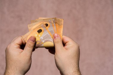 Avro parasını tutmak ve göstermek ya da para vermek. Dünya para kavramı, 50 EURO banknotları Fotokopi alanı ile izole edilmiş para birimi. Zengin iş adamları kavramı, para biriktirmek ya da harcamak.