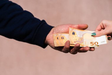 Rüşvet, bahşiş ya da maaşlı izole edilmiş, sıkı çalışan, avro banknotları alan el çabukluğu gibi. Para transferi ve sıkı çalışma ödülü.