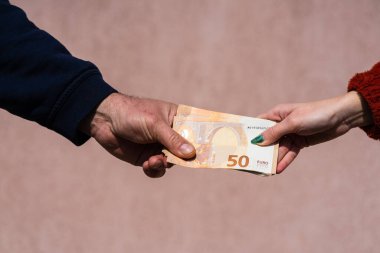 Rüşvet, bahşiş ya da maaşlı izole edilmiş, sıkı çalışan, avro banknotları alan el çabukluğu gibi. Para transferi ve sıkı çalışma ödülü.