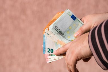 EURO banknotlarının detaylarına özen göster. EURO banknotlarını saymak ya da vermek. Dünya para kavramı, enflasyon ve ekonomi kavramı