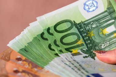 EURO banknotlarının detaylarına özen göster. EURO banknotlarını saymak ya da vermek. Dünya para kavramı, enflasyon ve ekonomi kavramı