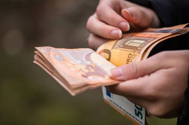 EURO banknotlarının detaylarına özen göster. EURO banknotlarını saymak ya da vermek. Dünya para kavramı, enflasyon ve ekonomi kavramı